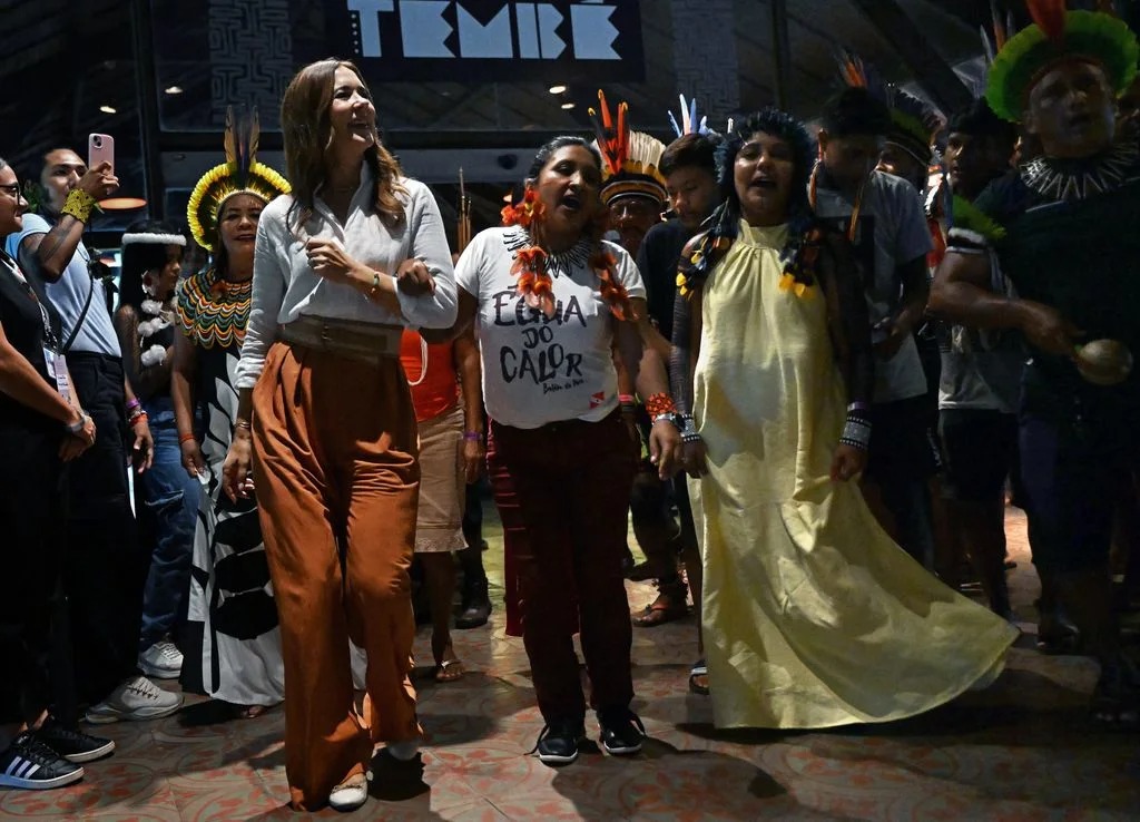 استعرضت الملكة ماري مهاراتها في الرقص التقليدي مع السكان الأصليين