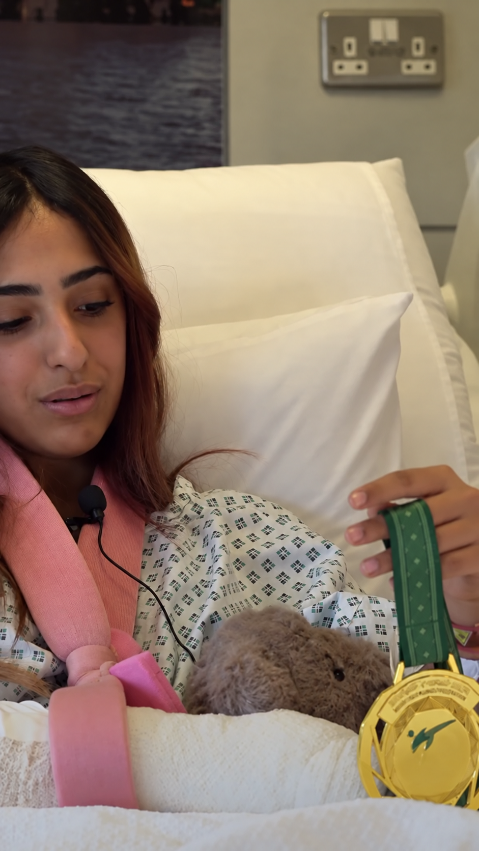 البطلة السعودية صباح العسيري مع الميدالية الذهبية