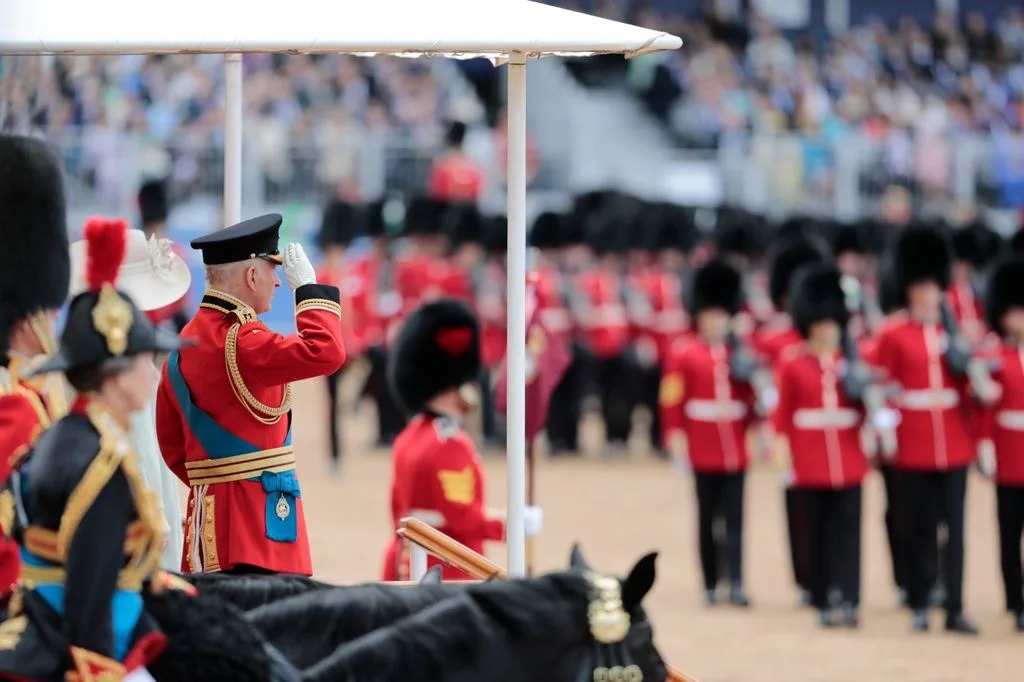 تروبينج ذا كولور" (Trooping the Colour)، العرض العسكري المهيب الذي يُقام سنويًا