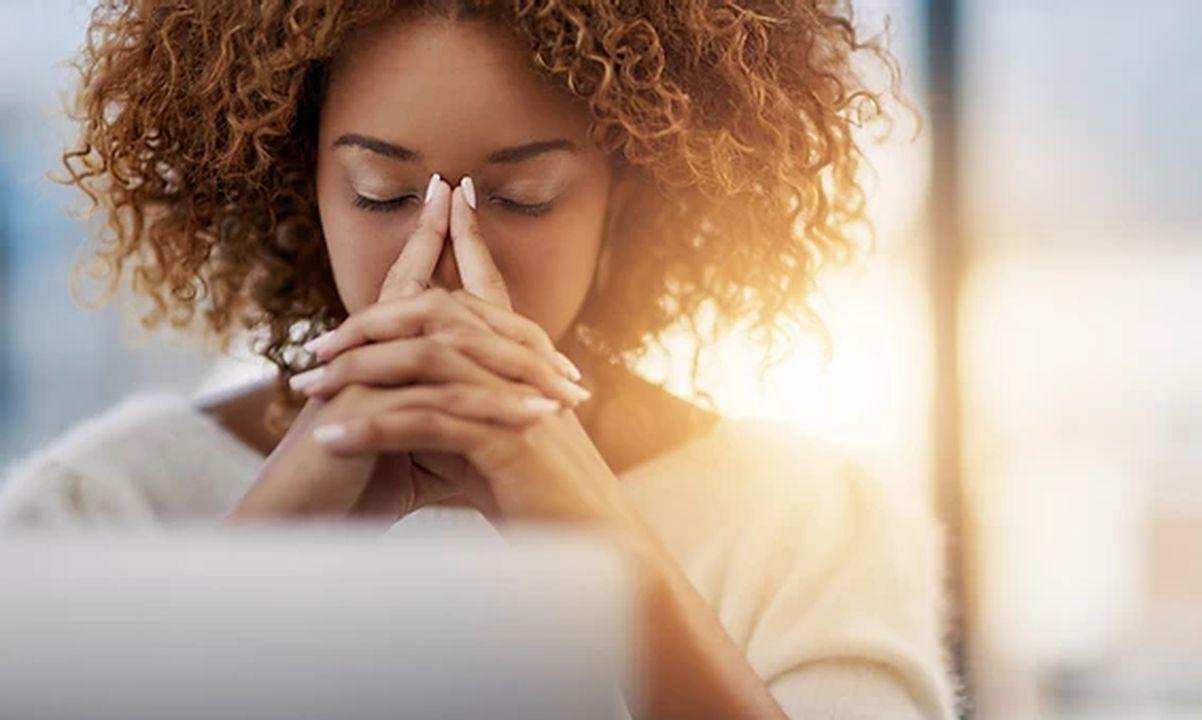 لماذا نعجز عن النسيان؟ وكيف تتخلصين من ألم الماضي؟