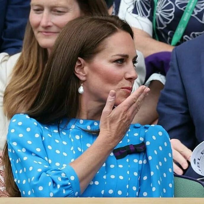 تحية كيت الطريفة لوالديها لحظة مشاهدتها لهما في ويمبلدون