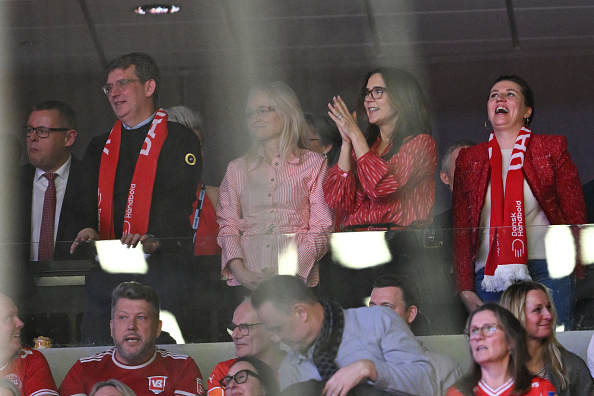 لحظات إنسانية وعفوية خلف المدرجات