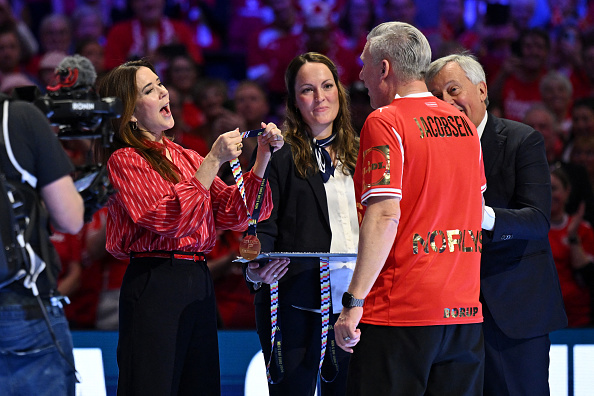 لحظات إنسانية وعفوية خلف المدرجات