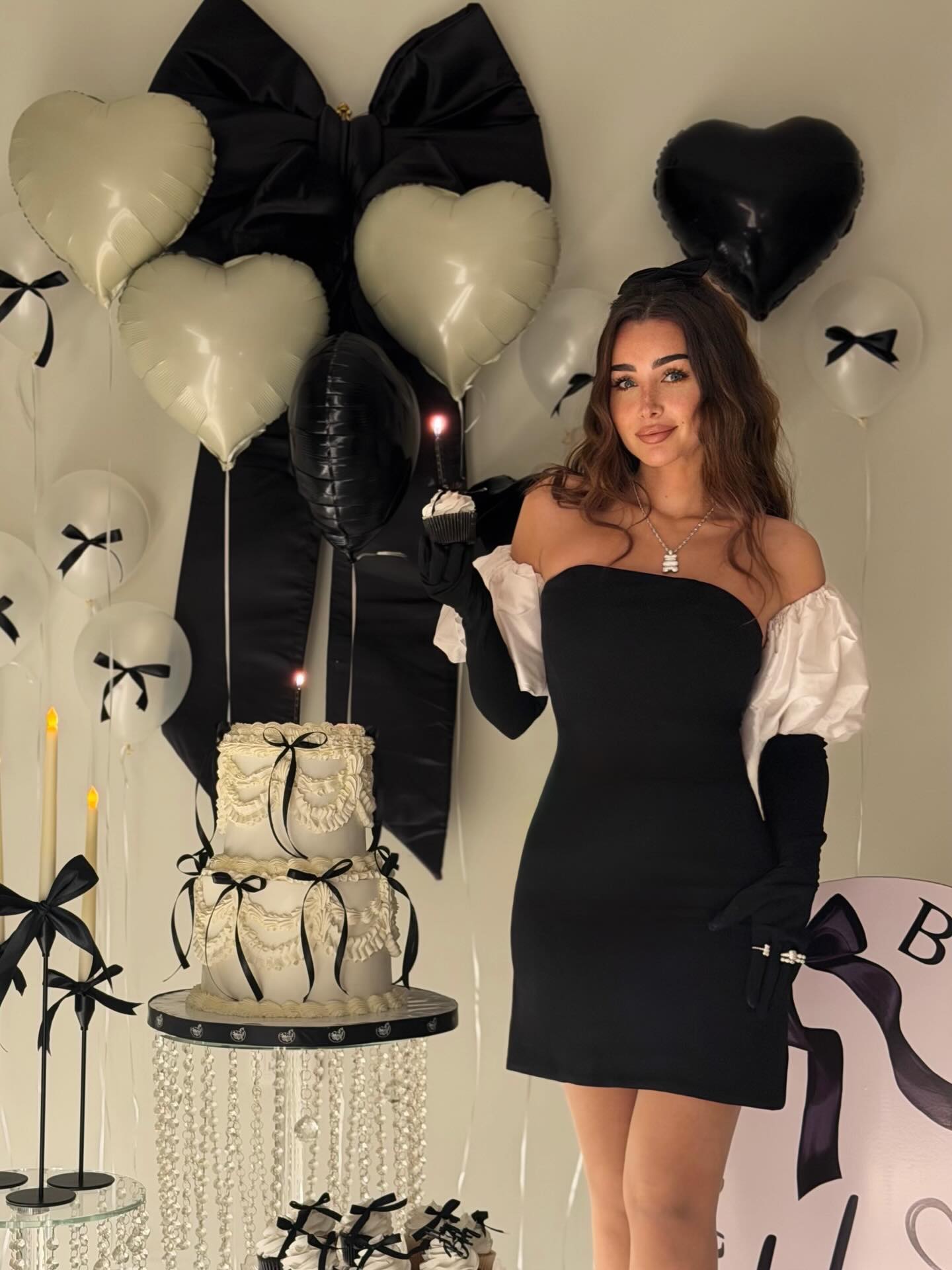 إطلالة كلاسيكية باللونين الأبيض والأسود من خزانة هنا الزاهد