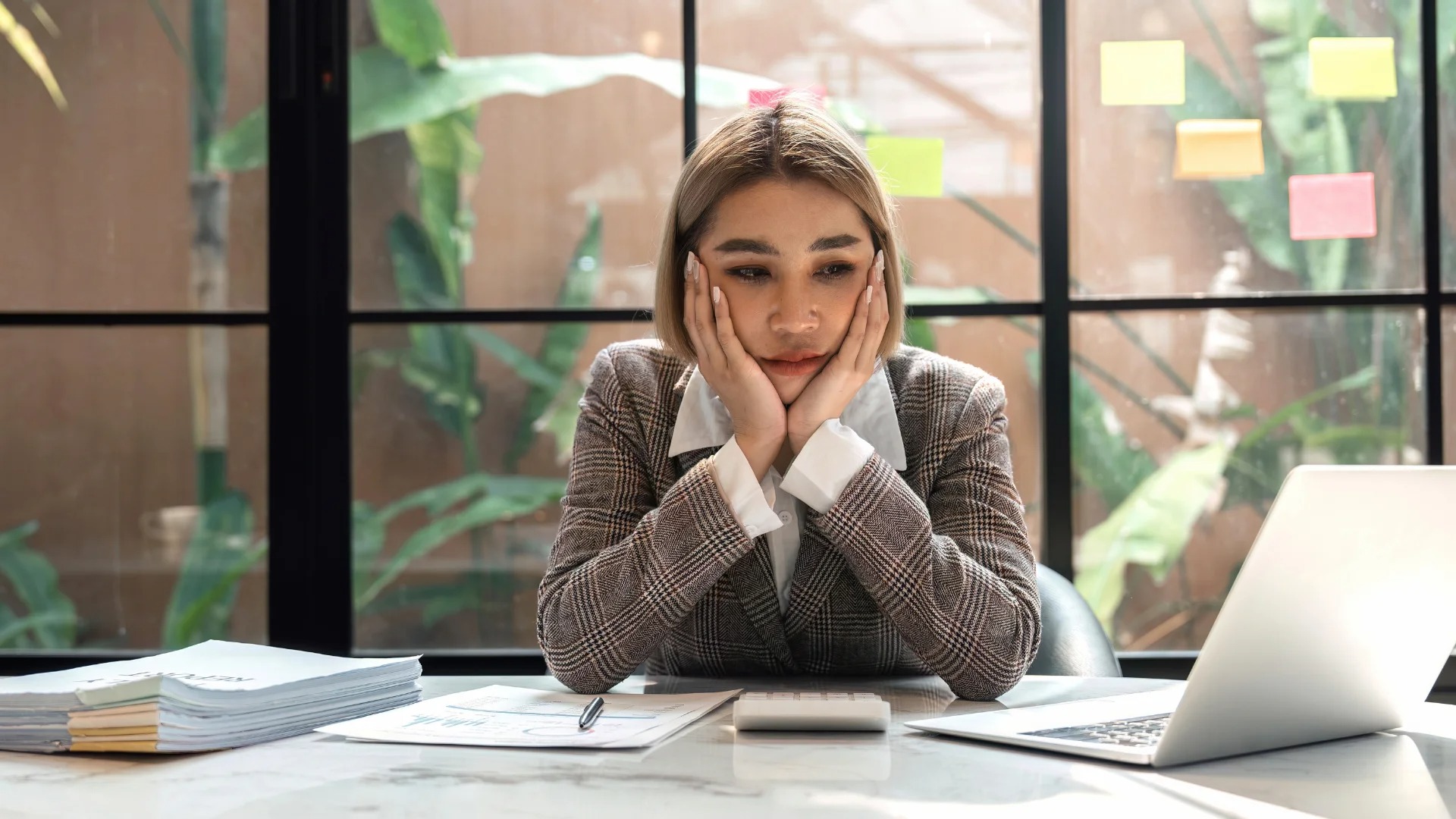 عادات تستنزف ثقتك بنفسك من دون أن تشعري.. تجنبيها