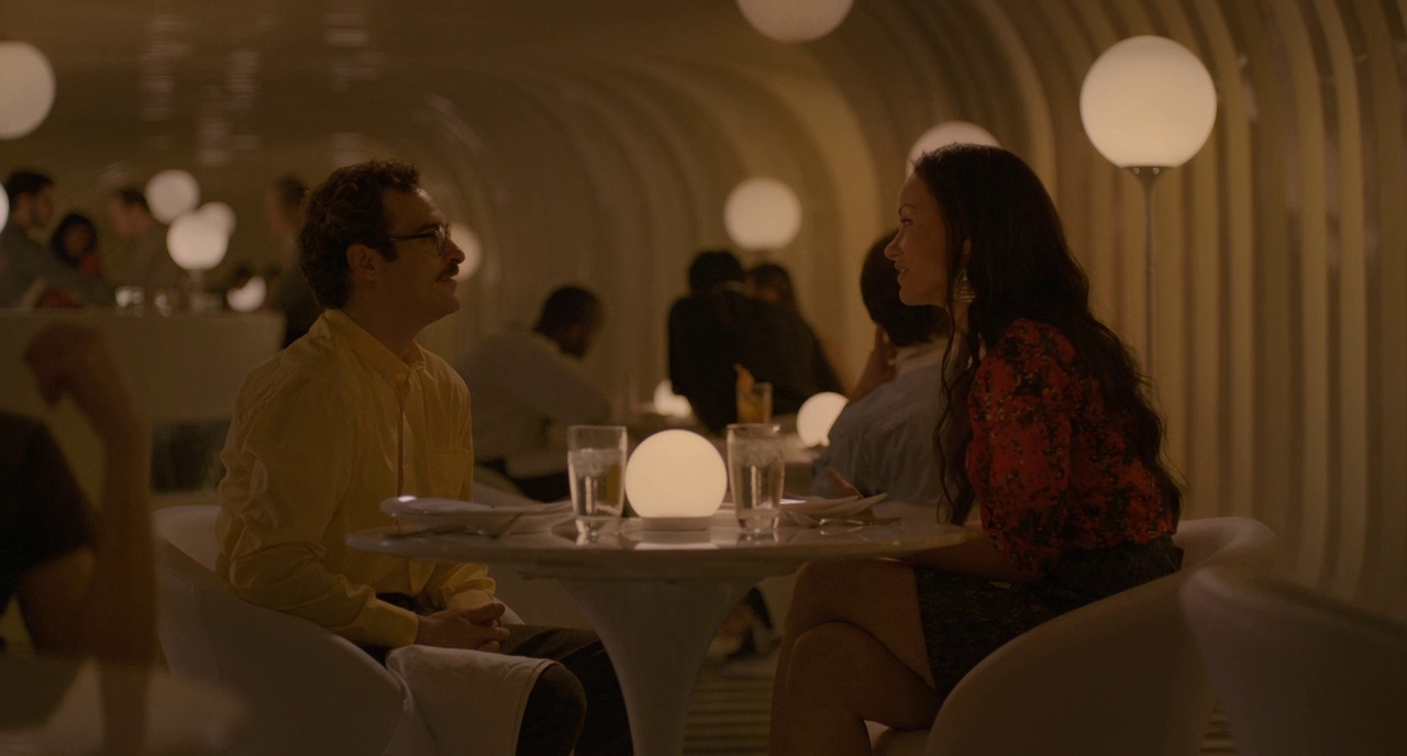 مشهد من فيلم her  الذي استبق تقنيات الذكاء الاصطناعي الحالية