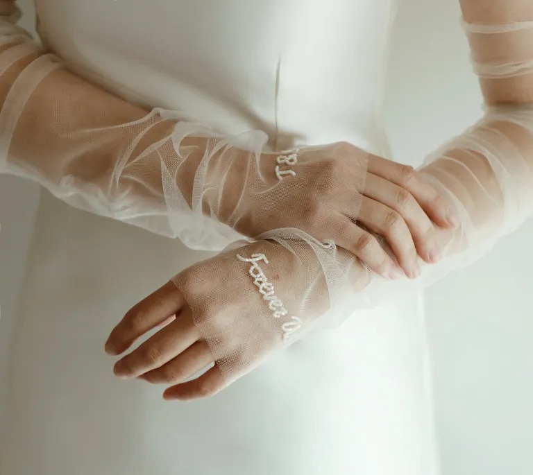 تزيين قفازات العروس بتطريز رقيق مميز