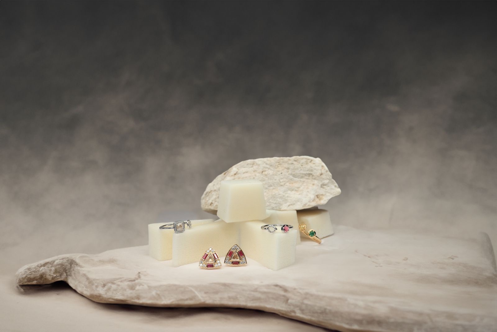 حلق بالتورمالين والألماس من ريم السفاف