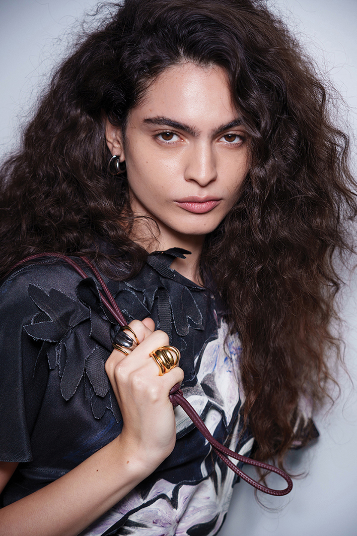 من كواليس عروض الأزياء إلى طقوس النجمات لبشرة متوهّجة بلا مجهود