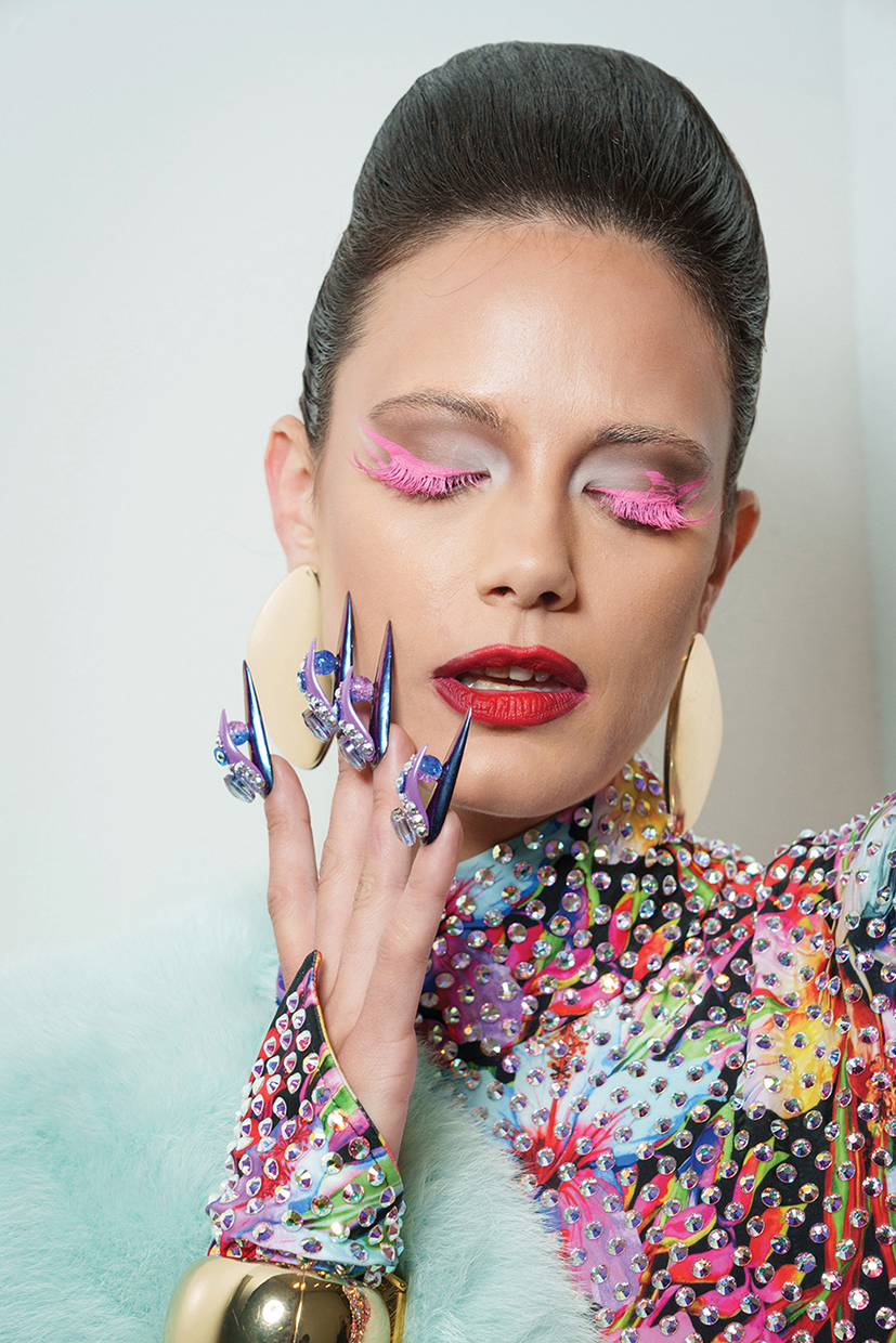 من كواليس عروض الأزياء إلى طقوس النجمات لبشرة متوهّجة بلا مجهود