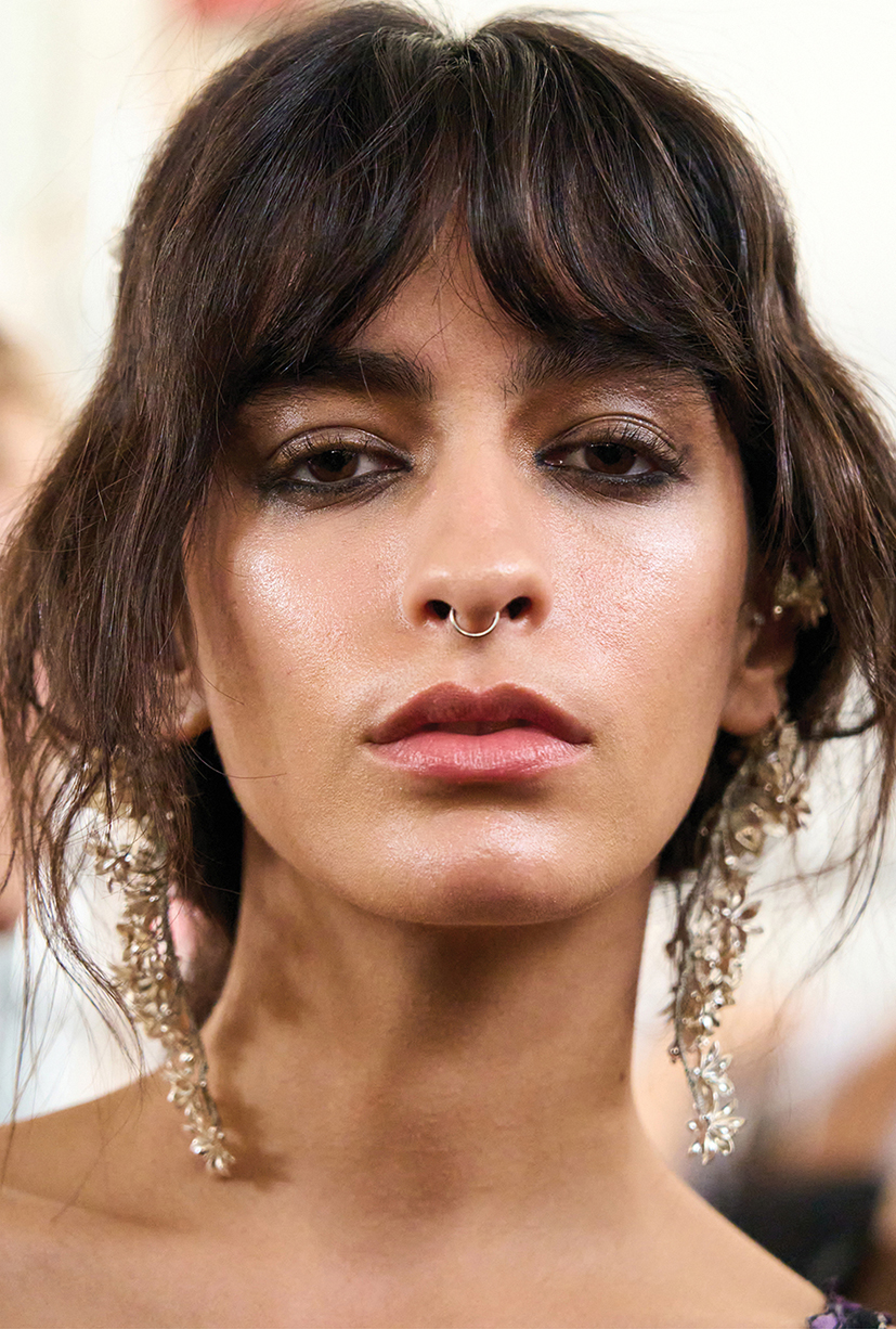 من كواليس عروض الأزياء إلى طقوس النجمات لبشرة متوهّجة بلا مجهود