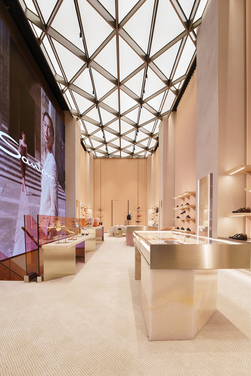 بمناسبة عيدها الخمسين، كشفت "سانتوني" مفهوما جديدا لمتاجرها الرئيسة في ميلانو ونيويورك، بتوقيع المهندسة المعمارية "باتريسيا أوركيولا".