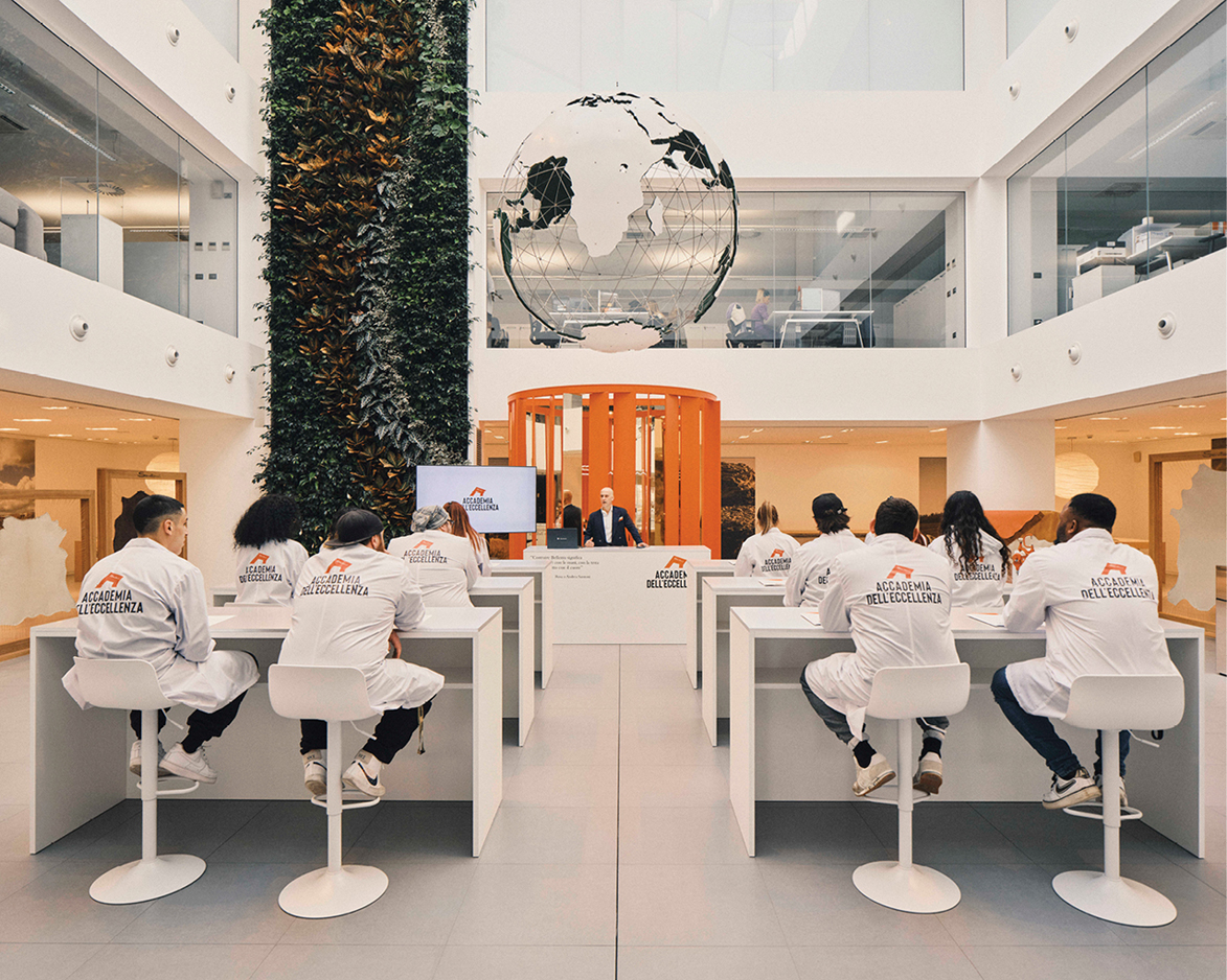 مع إطلاق أكاديمية Accademia dell’Eccellenza في 2023 اتّخذت الدار خطوة كبيرة تنقل خبرتها الحرفية إلى الأجيال المقبلة. 