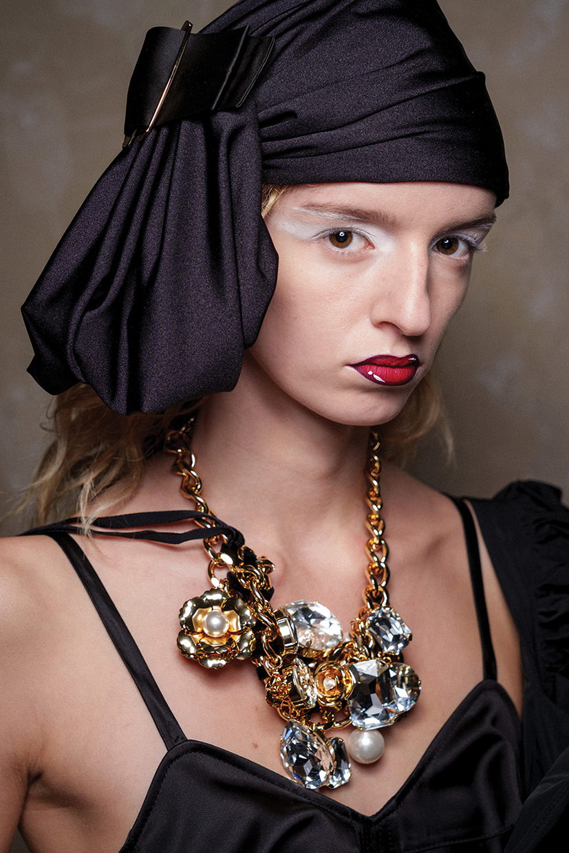 سر الإطلالة الرومانسية والجاذبية الخالدة في شهر شباط