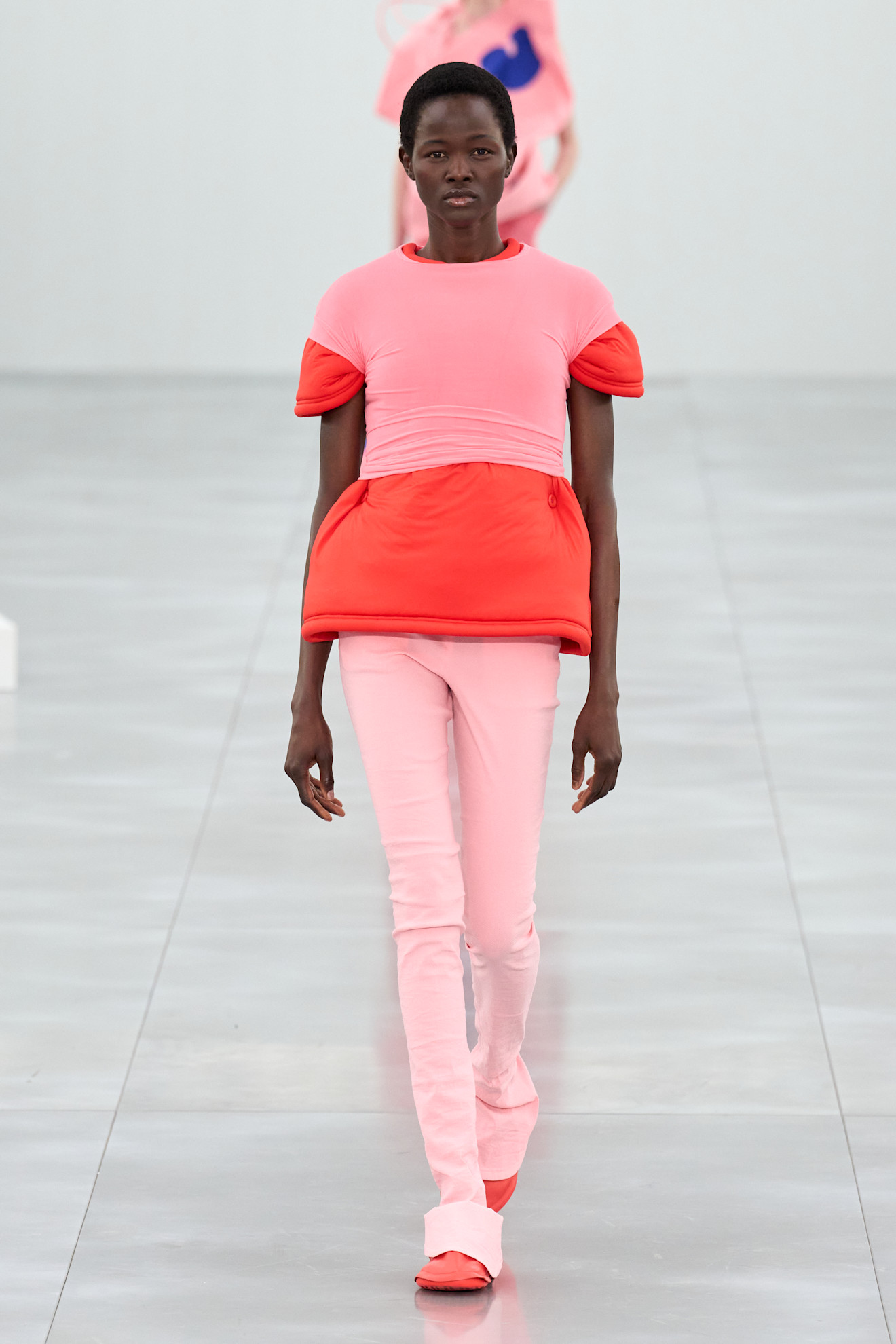 issey Miyake دمج درجات اللون الزهري مع المرجاني في تنسيق من