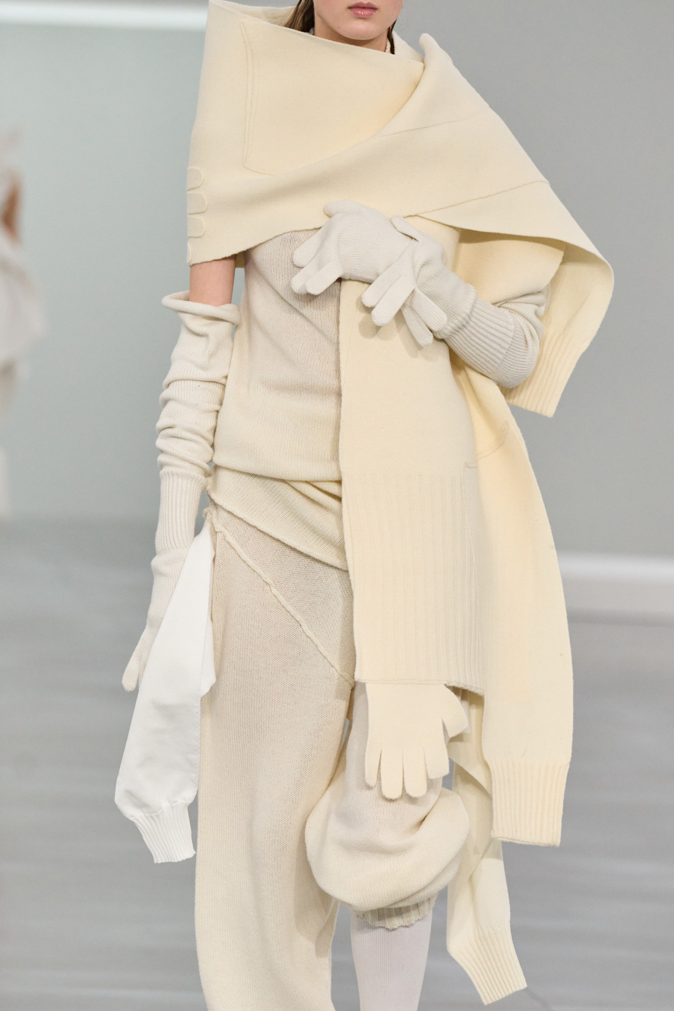 وشاح شتوي منissey Miyake