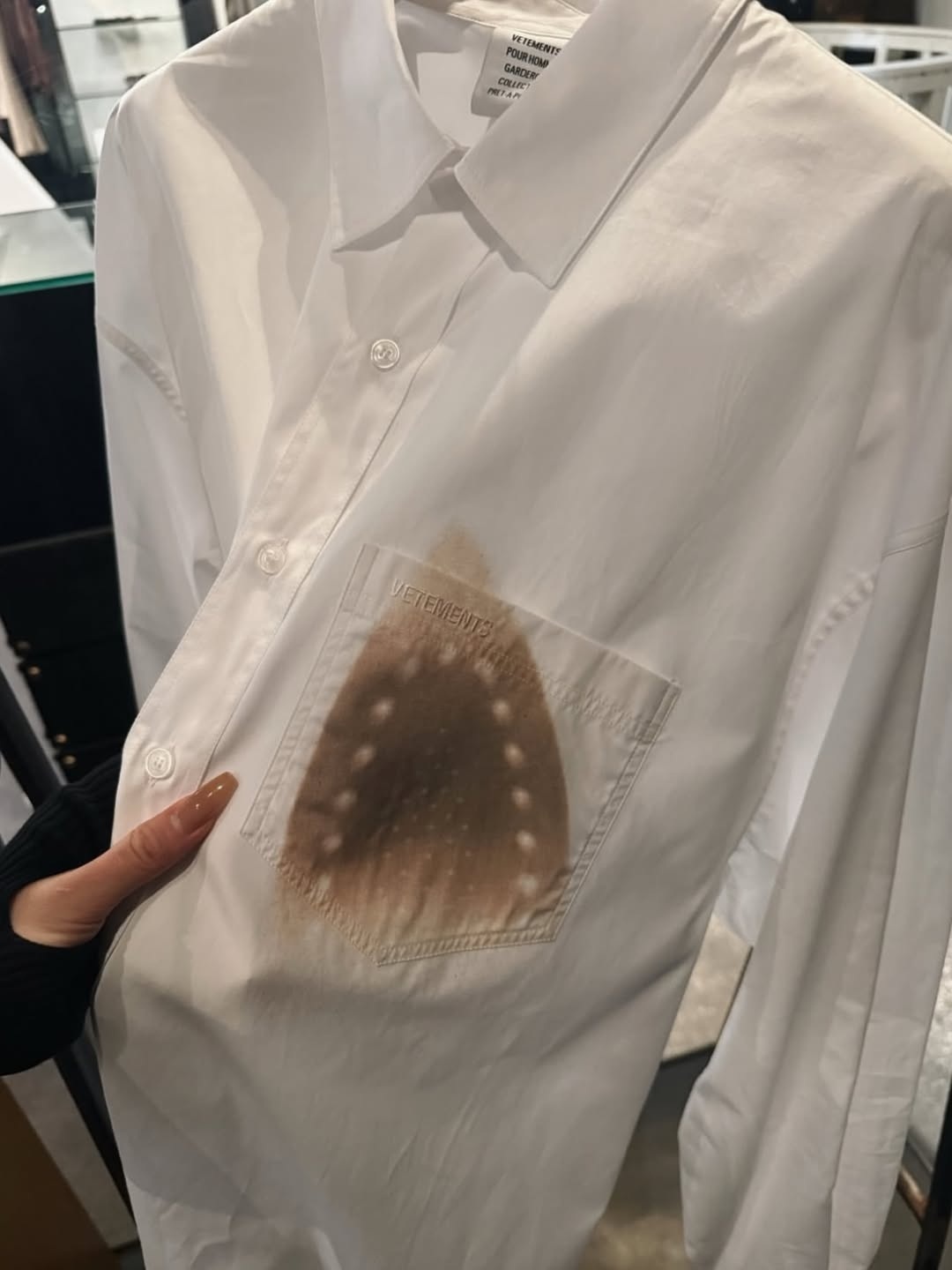 القميص يُباع بمبلغ يتجاوز ‏‎1100‎‏ دولار أميركي