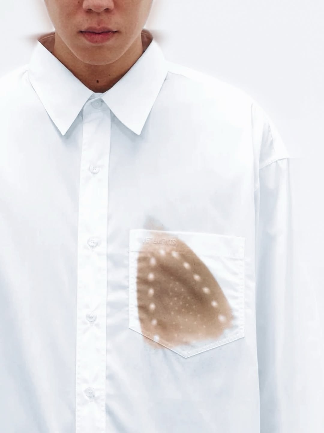 قميص من علامة Vetements مع أثر حرق المكواة على الصدر