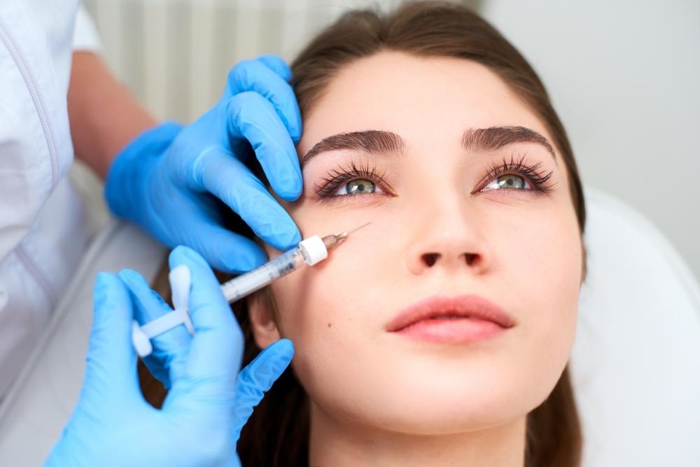 jpg حقن الفيلر تحت العين هو حل تجميلي غير جراحي يساعد في تحسين مظهر منطقة تحت العين