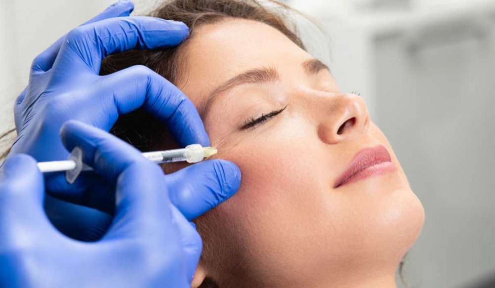 قبل حقن الفيلر تحت العين يجب على الشخص اختيار طبيب تجميل متخصص وذو خبرة