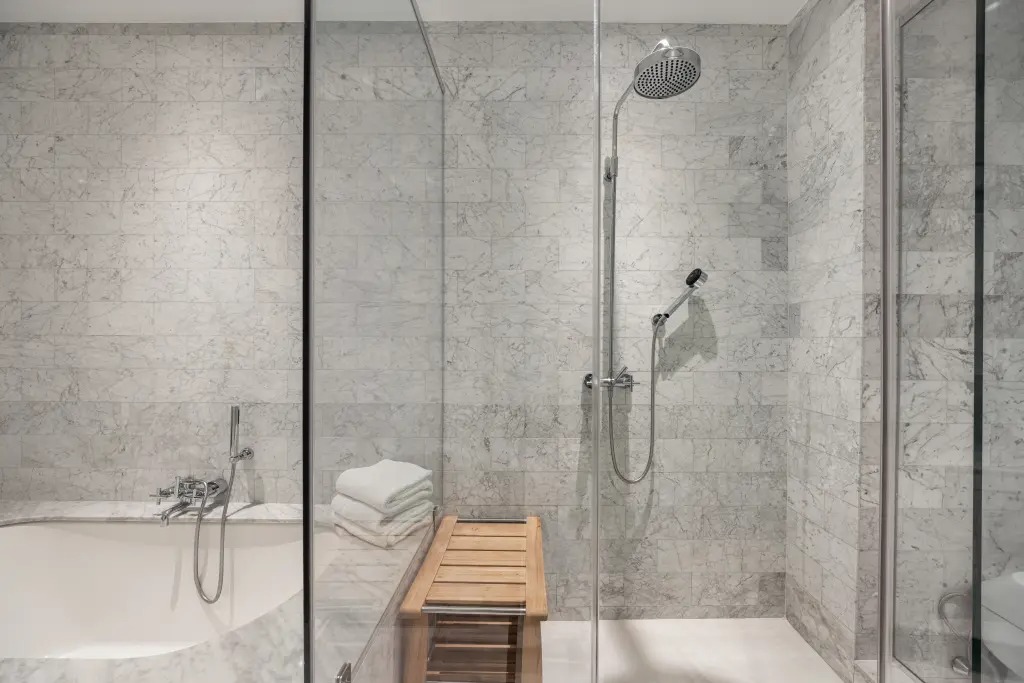 تحتوي كل غرفة نوم على حمام داخلي فاخر