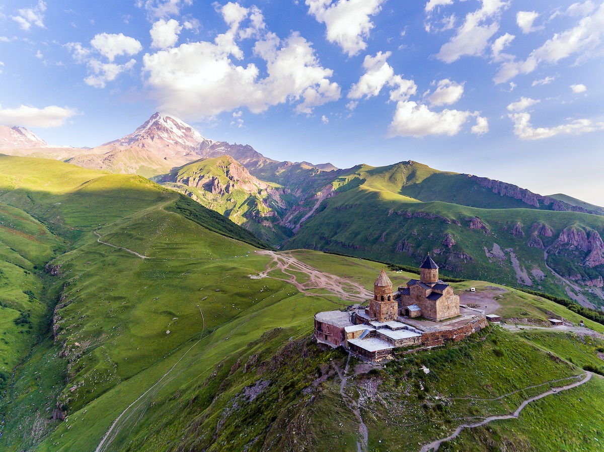 kazbegi كازبيجي لوحة طبيعية تنبض بالهدوء