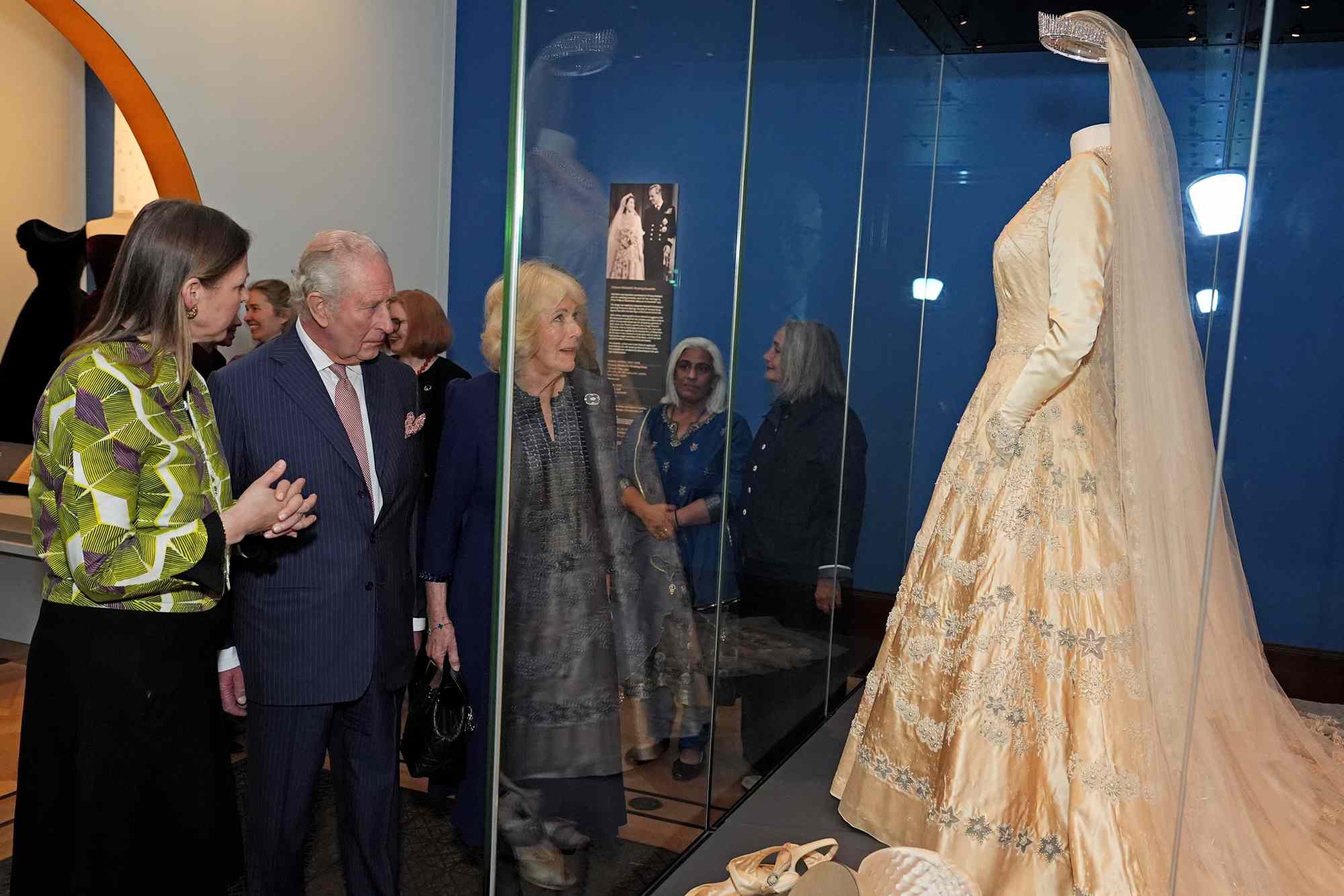 توقف الملك تشارلز مطولاً أمام فستان زفاف والدته