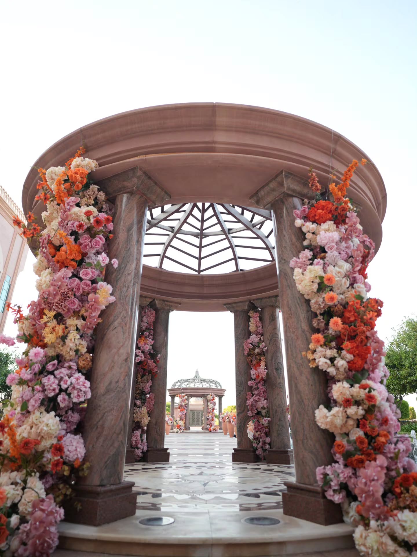 lacleevents.uaeتناغم الألوان مع البرتقالي في زينة الزفاف من