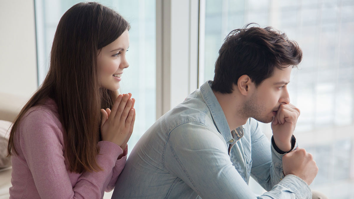 رجل برج الأسد يتجاهلك؟ إليكِ أسرار استعادة اهتمامه بذكاء