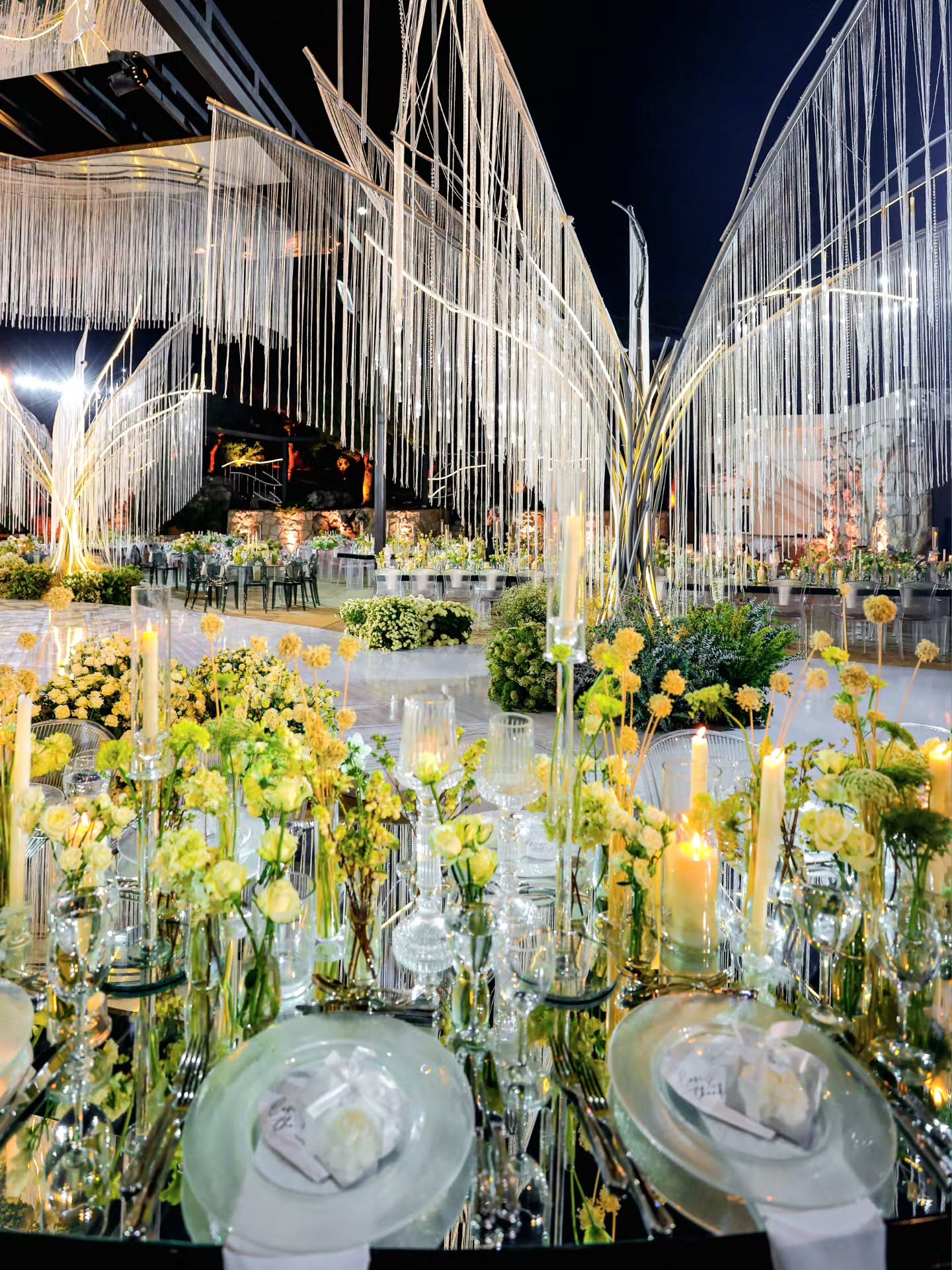 اللون العاجي مبهر في الأعراس الربيعية من تصميم Baz Events