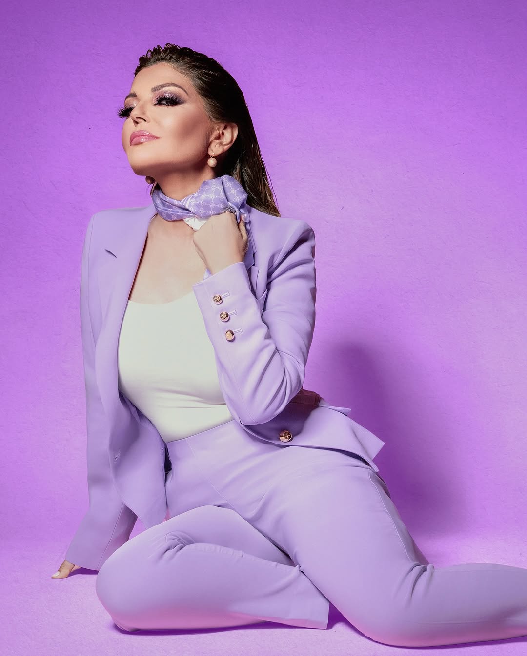 سميرة سعيد بمكياج مونوكروم بنفسجي في جلسة عيد ميلادها