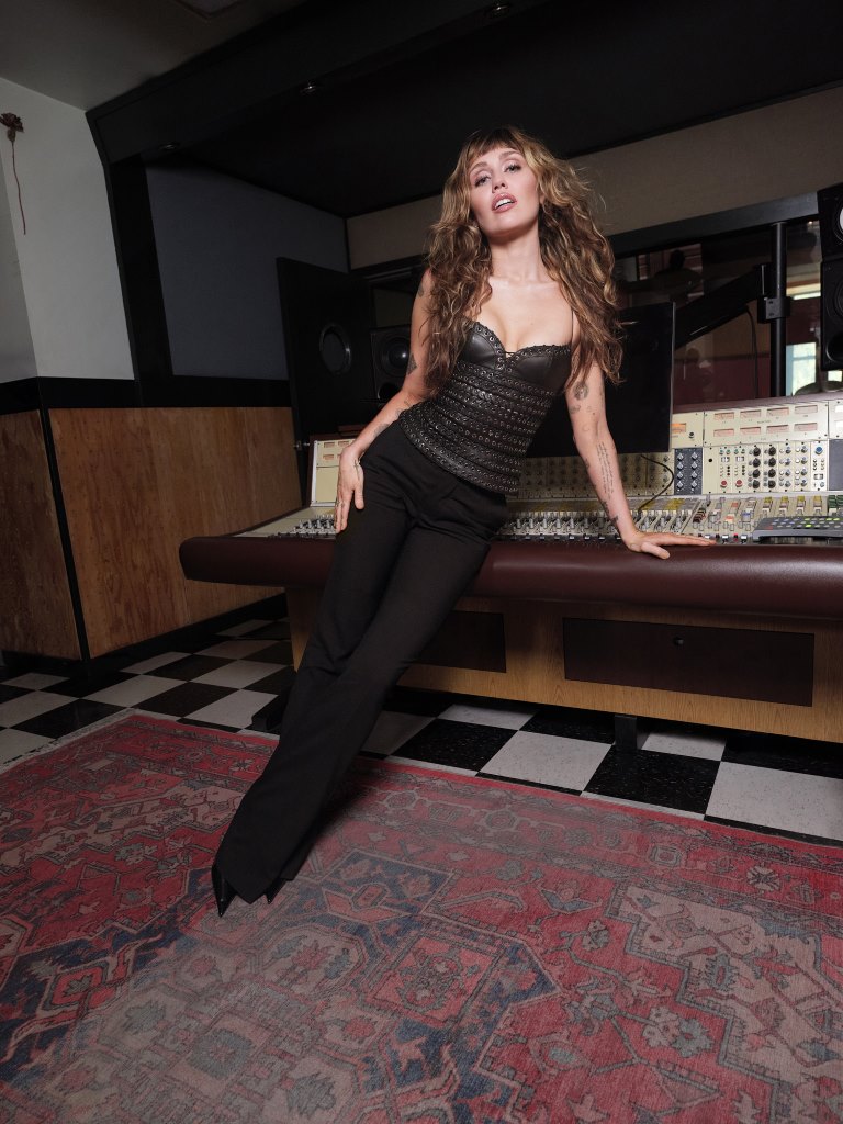 "مايلي سايرس" تعيد إحياء الأغنية الشهيرة لـ Maybelline New York  وتصبح الوجه العالمي للعلامة