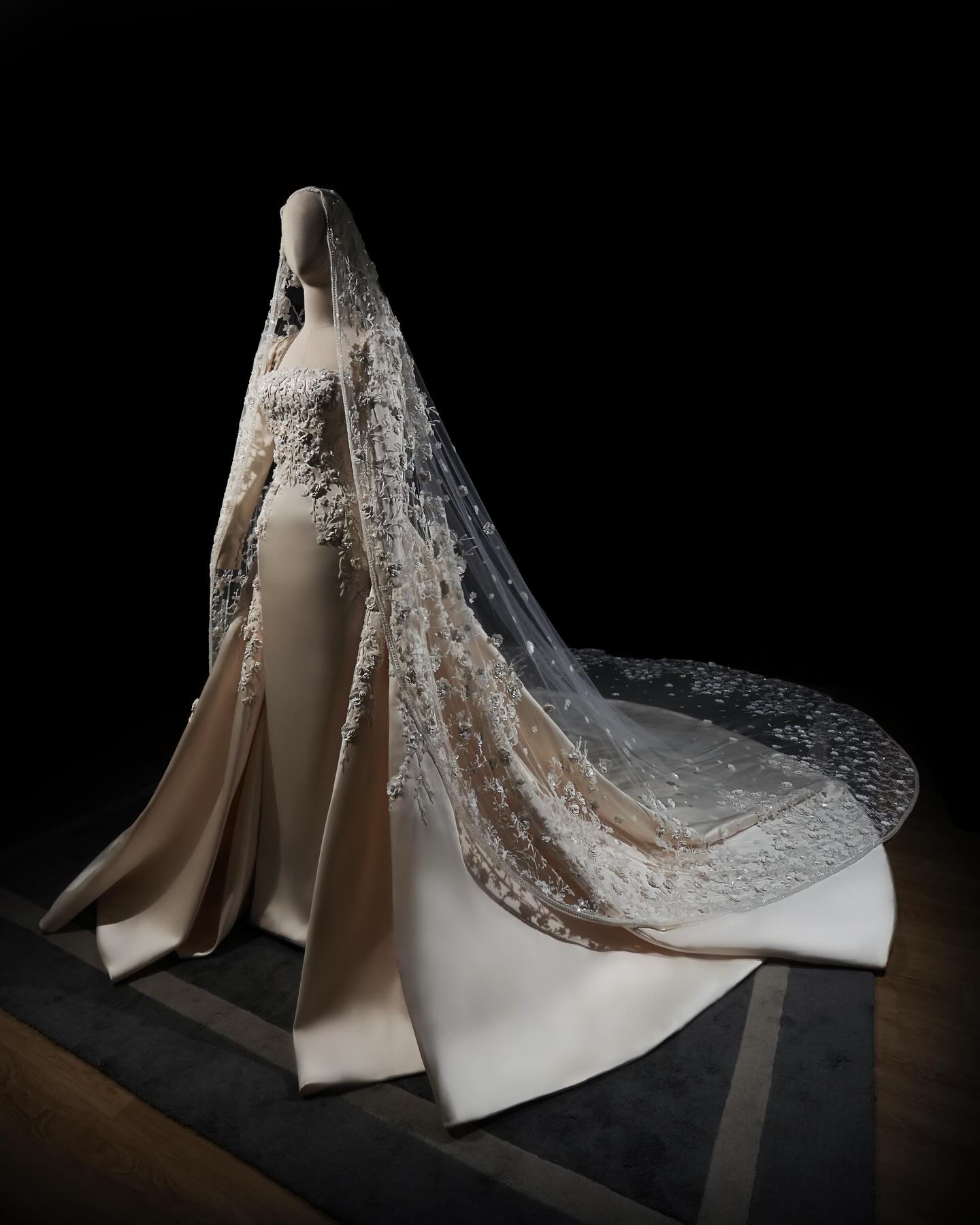 monica ivenaروعة فستان زفاف مطرز من