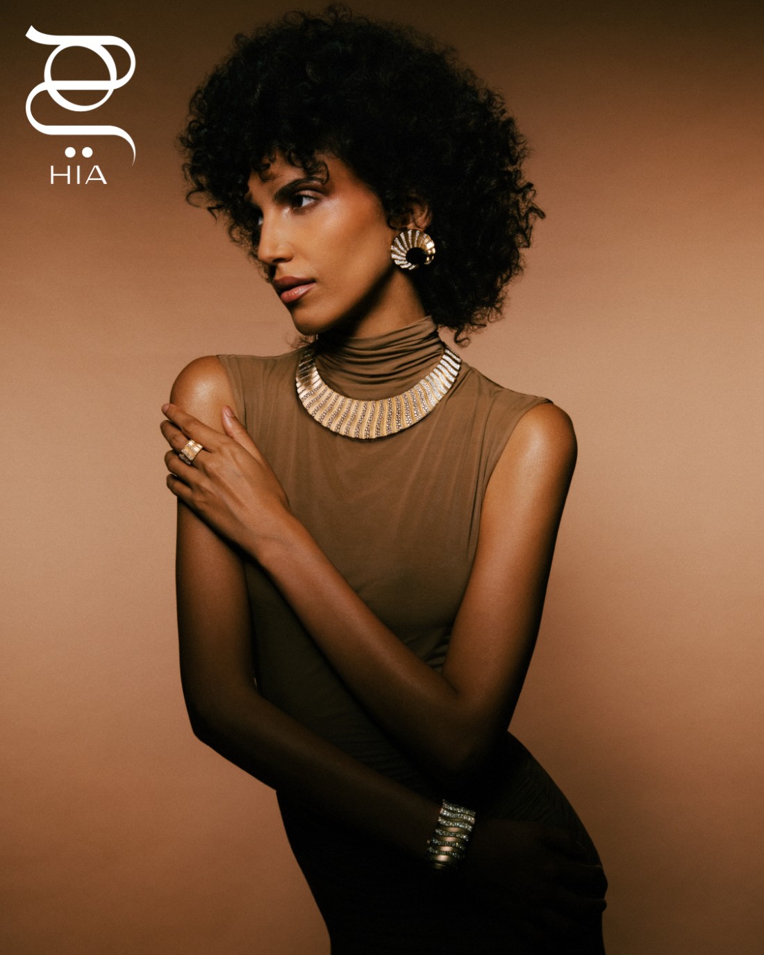 أقراط أذن MIRAGE من الذهب الأصفر المصقول غير اللامع ومرصع بنحو 2.20 قيراط من الماس عقد MIRAGE من الذهب الأصفر المصقول غير اللامع ومرصع بنحو 35.32 قيراط من الماس سوار MIRAGE من الذهب الأصفر المصقول غير اللامع ومرصع بنحو 22.08 قيراط من الماس خاتم MIRAGE من الذهب الأصفر المصقول غير اللامع ومرصع بنحو 2.20 قيراط من الماس من مجموعة المجوهرات الراقية TERRES D’INSTINCT من "ميسيكا" MESSIKA