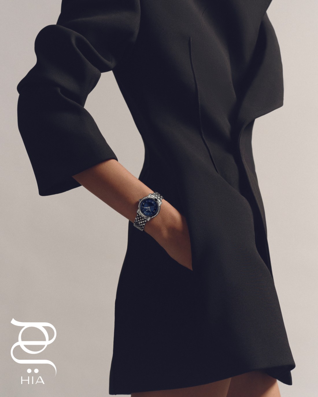 ساعة Lady Premier SuperQuartz 32 من الفولاذ المقاوم للصدأ، وعلبة قطرها 32 مم،  إطارها مرصع بالماس المستحدث في المختبر من "بريتلينغ" Breitling معطف من "تشاتس باي سي.دام"  CHATS by C.Dam