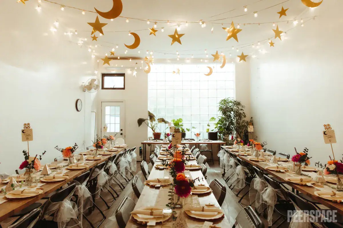 كيف تصممين طاولة عشاء عيد ميلادك لتكون مميزة وجاهزة للتصوير؟