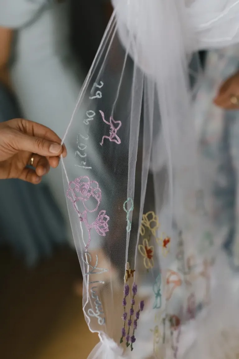 إضافة تطريز مميز لطرحة الزفاف