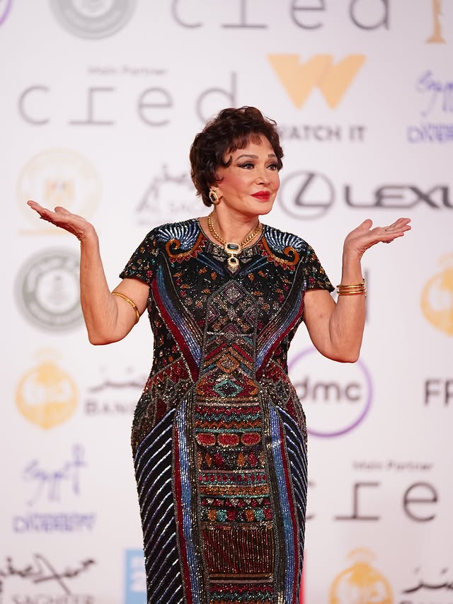 الفنانة القديرة لبلبة بفستان من وحي الفراعنة