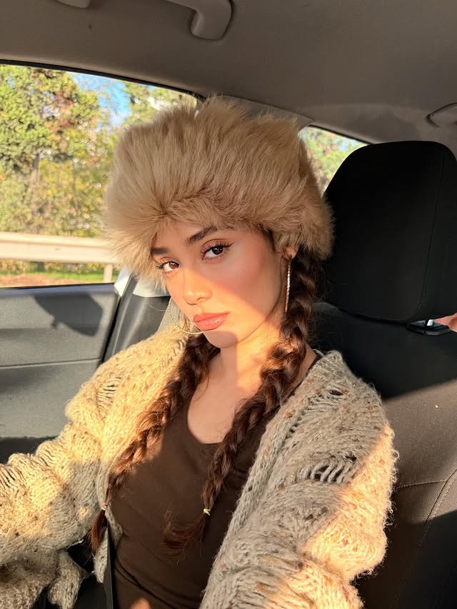 قبعة "الفرو" الضخمة مع الجدائل