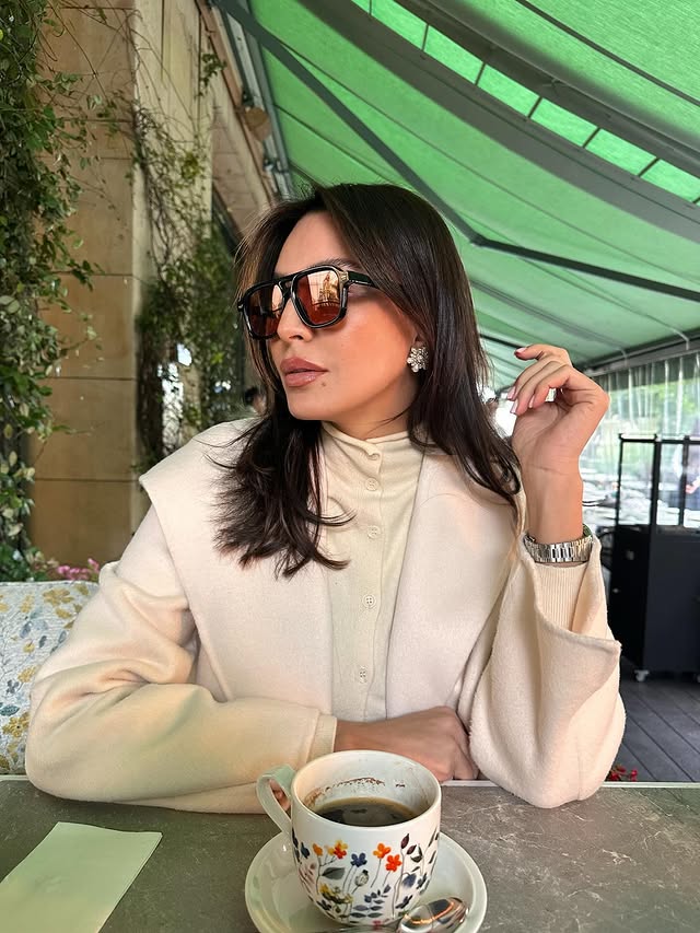 أمل بوشوشة بلون الشعر البني القهوة "إسبريسو"