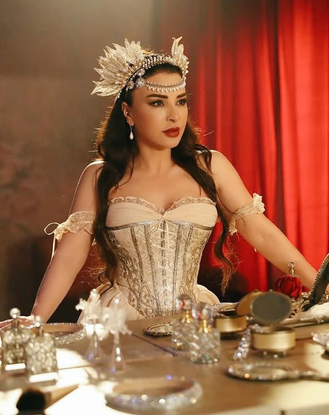 إطلالة "جود" المسرحية بفخامة استعراضية