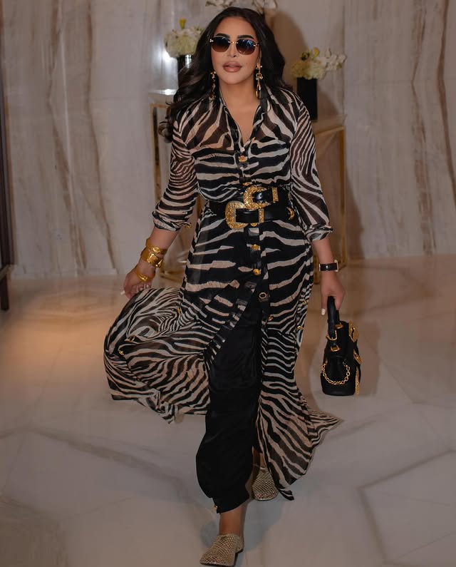 أحلام بفستان لافت بطبعة النقشة البرية