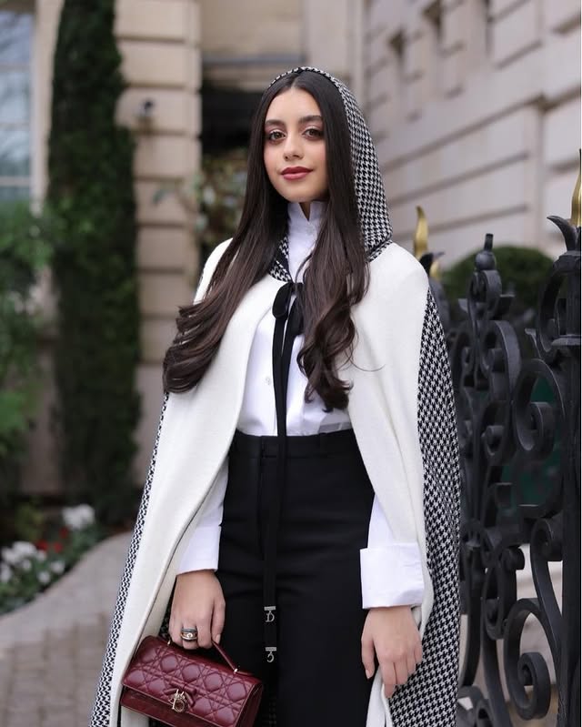 ياسمينا العبد بإطلالة درامية بالكاب في عرض ديور