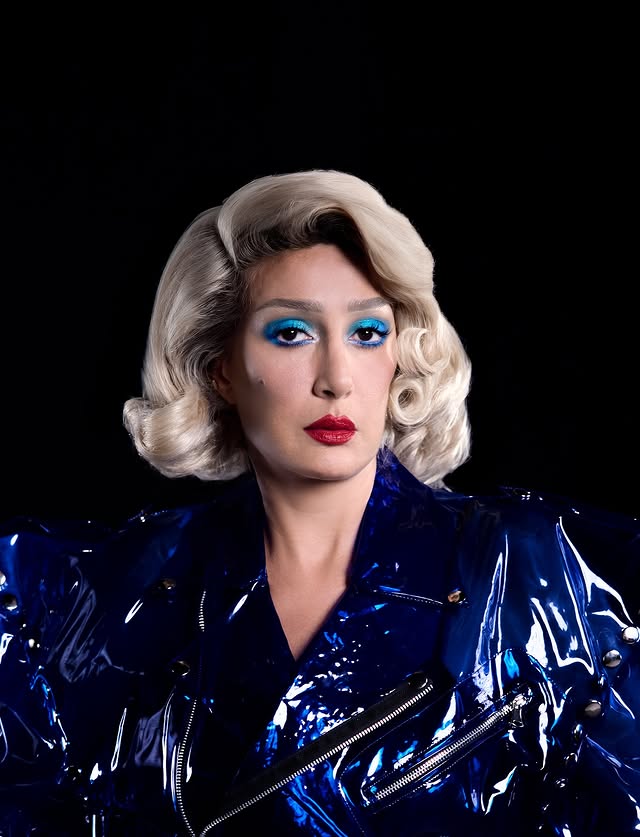 إطلالة غادة عبد الرازق بظلال عيون زرقاء قوية مع شعر اشقر