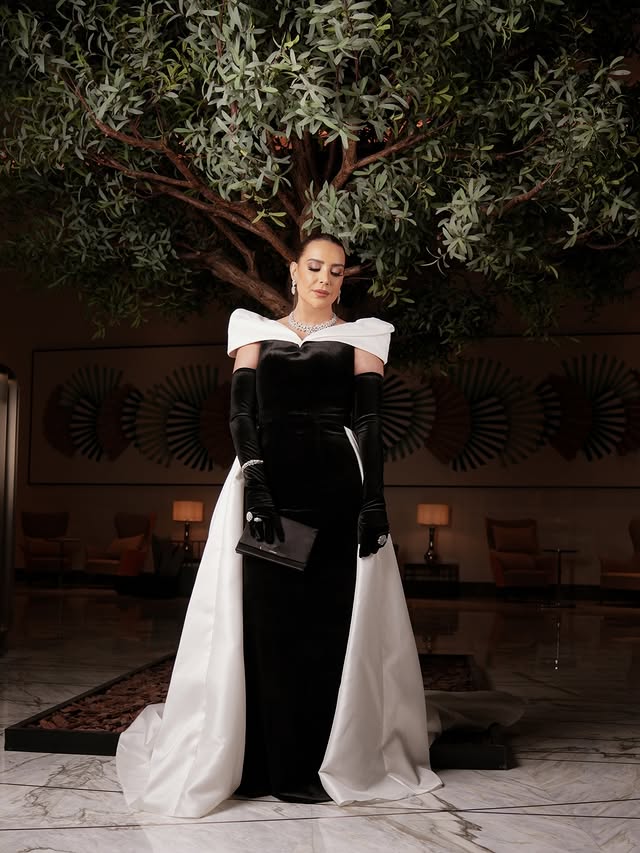 شكران مرتجى بفستان كلاسيكي بالأبيض والأسود