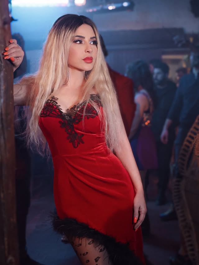 ماغي بو غصن بإطلالة الشعر الملّون والفستان الأحمر