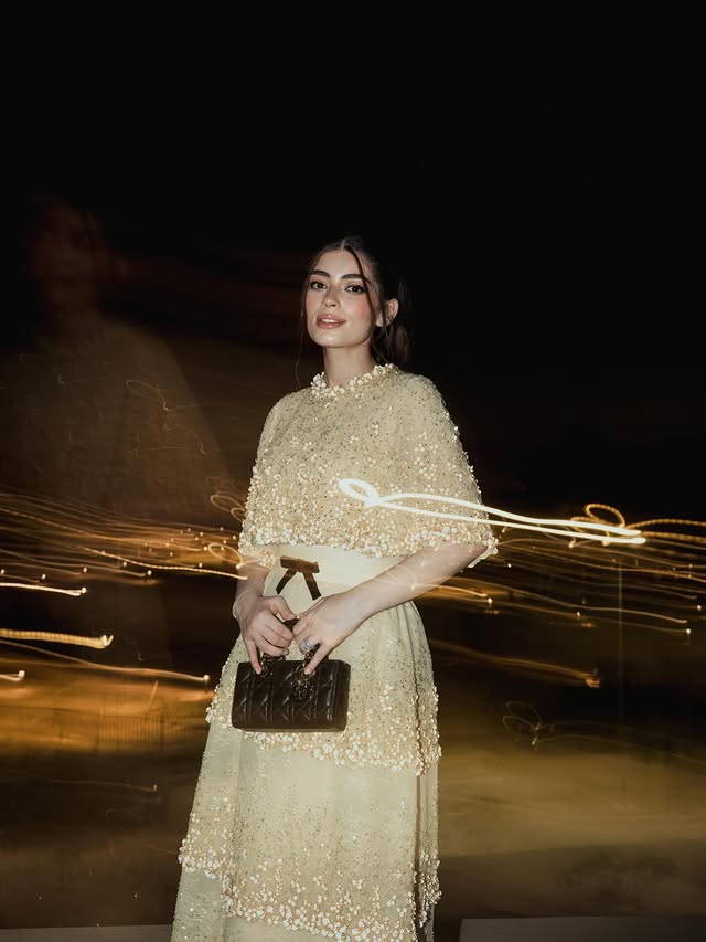 ليلى أحمد زاهر بفستان ذهبي ناعم يبرز أناقتها الشابة