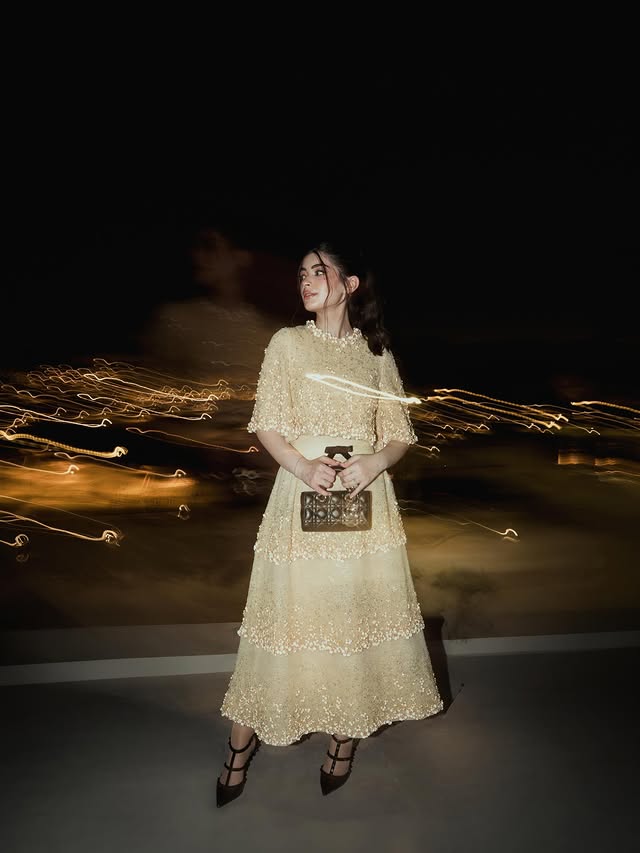 ليلى أحمد زاهر بفستان ذهبي ناعم يبرز أناقتها الشابة