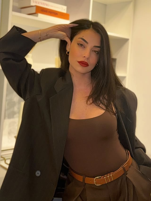 كارن وازن.. لمسة "مودرن" تدمج البني بالأسود بذكاء