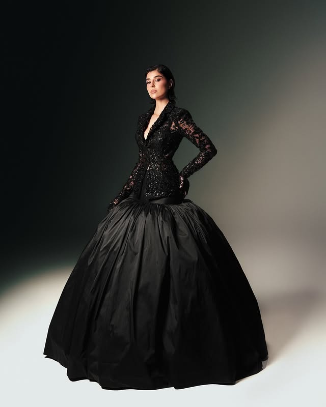 زينة مكي بمكياج ناعم وشعر مبلل